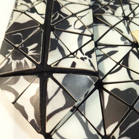 Inzi Black & White Silicone Plastic Triangle Geometric Purse - Picture 4 of 12